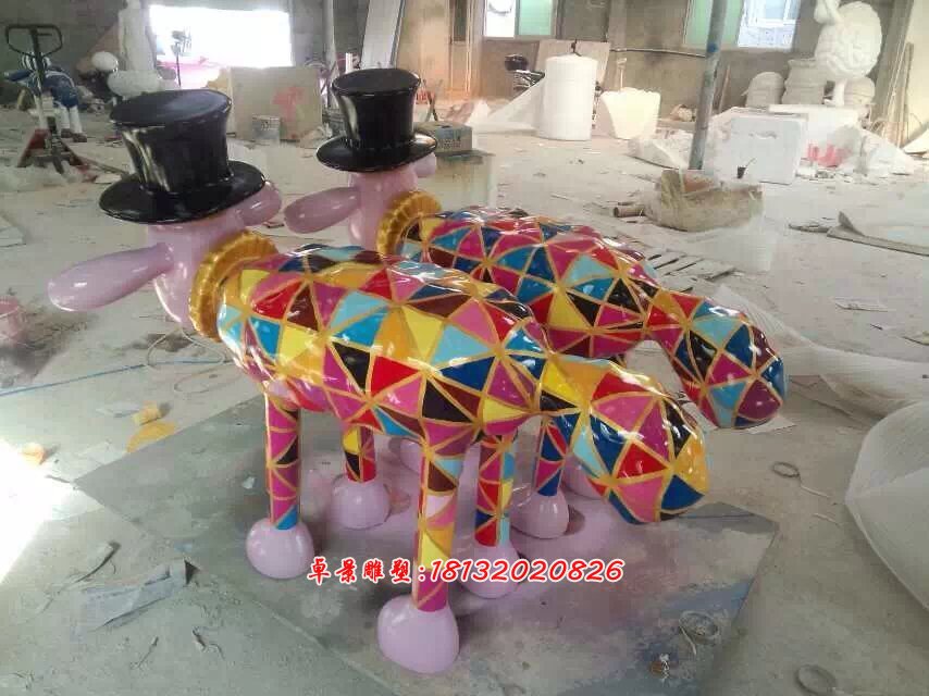 玻璃鋼彩色卡通小羊雕塑，彩繪小羊雕塑