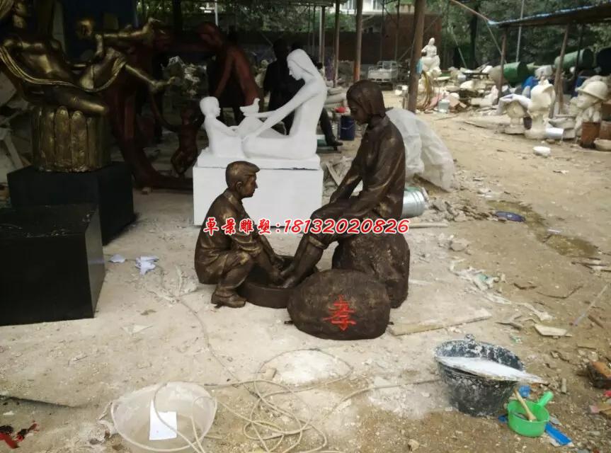 孩子給媽媽洗腳雕塑，仿銅孝心雕塑