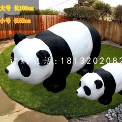 卡通大熊貓雕塑，玻璃鋼公園動(dòng)物雕塑