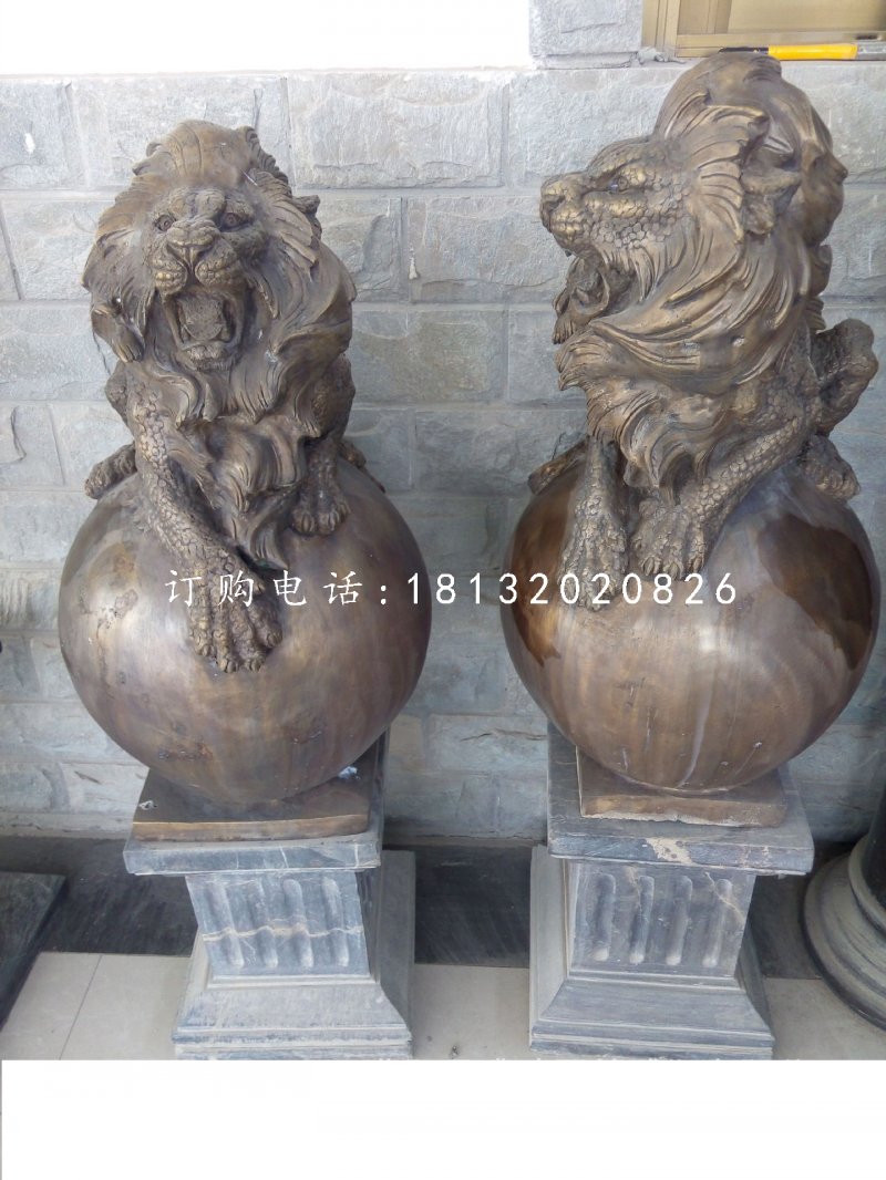 趴在球上的西洋獅銅雕，鑄銅獅子