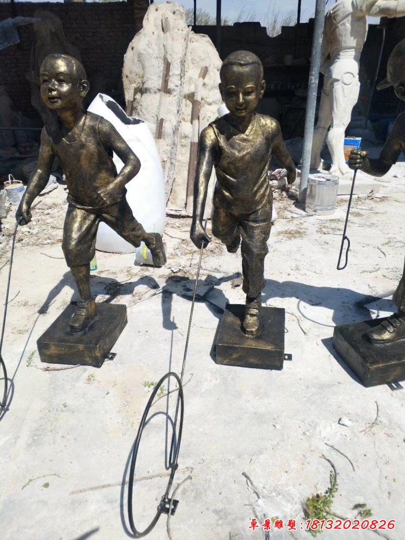 推鐵環的兒童銅雕
