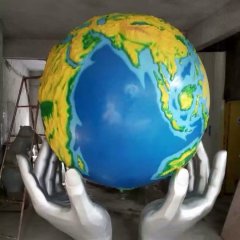玻璃鋼企業手捧地球雕塑