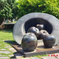 帽子里的蘋(píng)果銅雕，公園創(chuàng)意銅雕