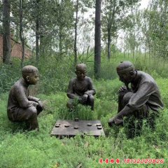 銅雕下象棋的爺孫倆