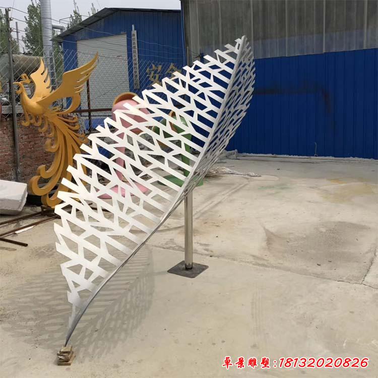 不銹鋼鏤空樹(shù)葉雕塑