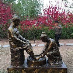 小區百善孝為先洗腳人物銅雕