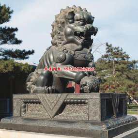 門口大型銅雕獅子